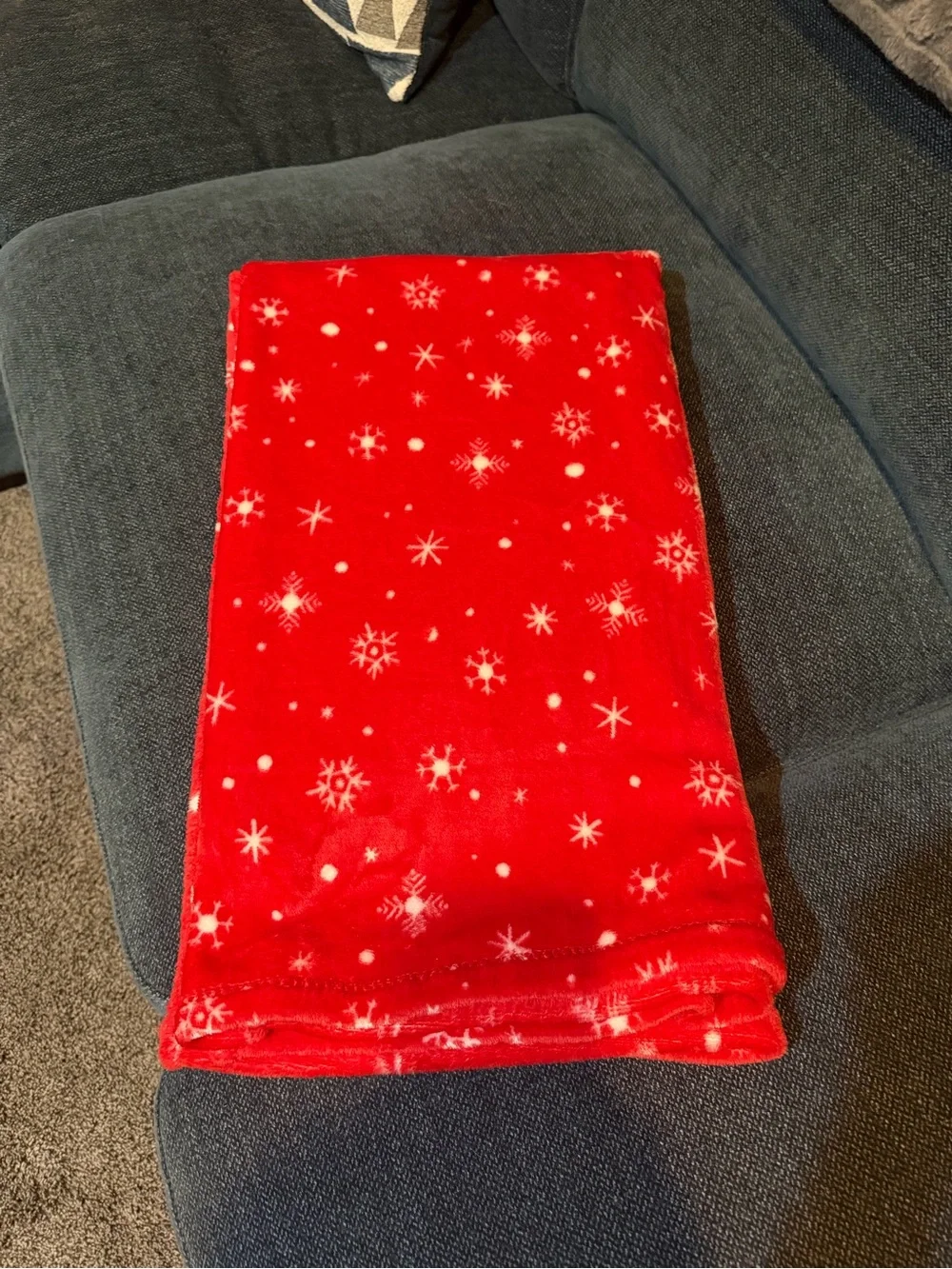 Cozy Red Snowflake Plush Throw Blanket - Soft Holiday Throw